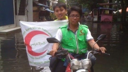 dr. Gatut Priyonugroho (mengenakan rompi hijau), saat beraksi sebagai relawan Bulan Sabit Merah Indonesia (BSMI) di Jakarta.