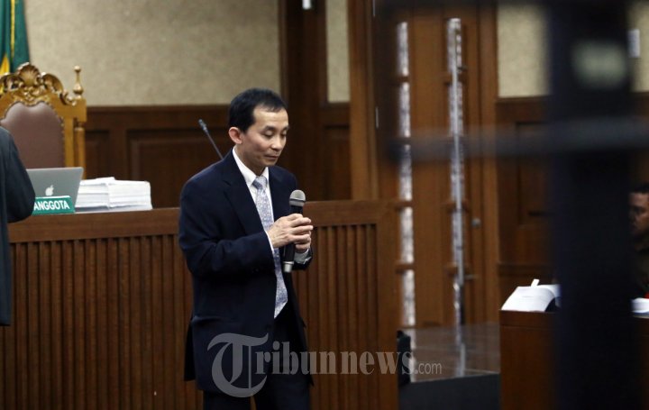 Ong Beng bersaksi untuk Jessica. | Foto: Tribunnews.com