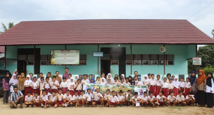 Foto bersama di SDN 10 Nipah Kuning setelah kegiatan Puppet show selesai. Foto dok. Yayasan Palung