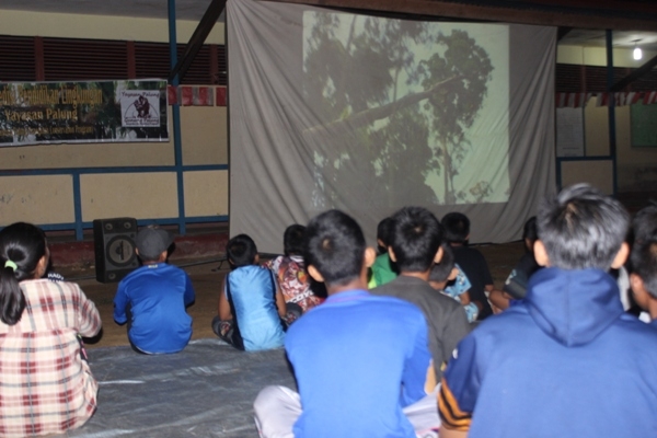 Saat pemutaran film lingkungan untuk penyadartahuan di Halaman sekolah SDN 13 Pulau Kumbang, Simpang Hilir, KKU. Foto dok. Yayasan Palung