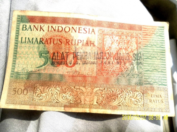 salah satu uang kertas Rp.500 buatan tahun 1952 /harganya berkisar antara 1 - 2 juta, tergantung kondisi dan keunikan latar belakangnya. koleksi pribadi Tjiptadinata Effendi