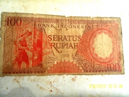 uang kertas Rp.100 /koleksi pribadi