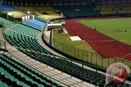 Persiapan Stadion Patriot Jelang PON XIX Jawa Barat. Pekerja merapikan rumput Stadion Patriot Candrabhaga di Bekasi, Jabar, Kamis (1/9/2016). Stadion Patriot Candrabhaga dengan kapasitas 30 ribu penonton itu menjadi tempat pertandingan sepak bola pada PON kali ini. Gambar dan keterangan gambar ANTARA /Wahyu Putro A)