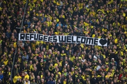 Aksi Solidaritas Pendukung Borussia Dortmund (sumber: The Telegraph)