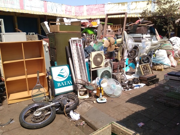 Barang dagangan hanya tergeletak (foto: dok pri)