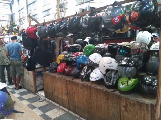 Lapak helm, termurah Rp 25 ribu (foto: dok pri)