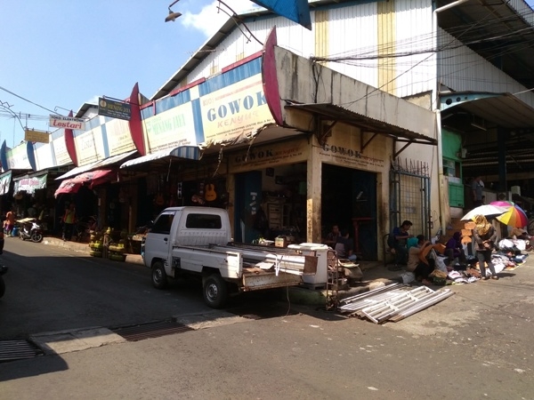 Bagian kios yang juga menjual barang bekas (foto: dok pri)
