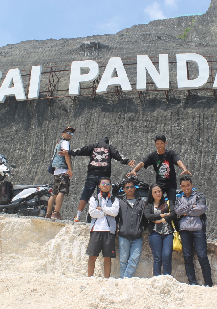 Bikepacker berpose di Pantai Pandawa, Bali (dok. pribadi)