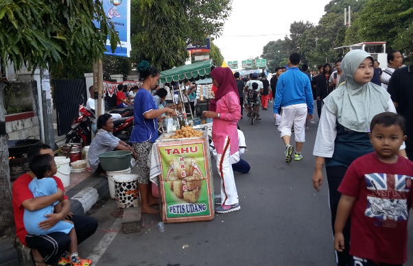 Banyak penjual makanan|Dok pri