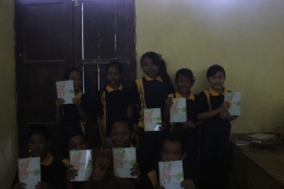 siswa-siswi yang mendapatkan hadiah komik orangutan. Foto dok. Yayasan Palung