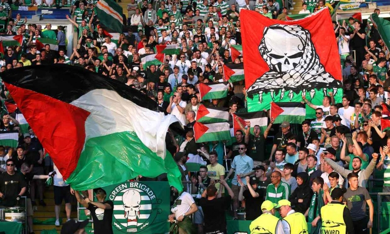 Pendukung Celtic FC Mengibarkan Bendera Palestina (sumber: Reuters)