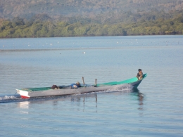 Hilir mudik warga Baranusa mengais rejeki sebagai nelayan (foto : Munir Doc)