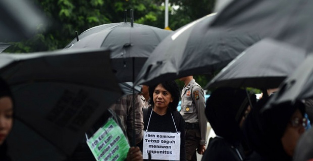 Istri almarhum Munir, Suciwati bersama Jaringan Solidaritas Korban untuk Keadilan mengikuti aksi diam Kamisan di depan Istana Merdeka, Jakarta, 21 Januari 2016. aksi Kamisan yang digelar untuk menuntut penyelesaian kasus HAM masa lalu, layaknya sebuah institusi pembelaan bagi korban HAM. TEMPO/Imam Sukamto