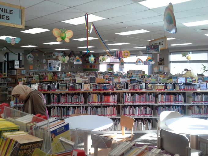Neill Public Library di Pullman, WA State.. liat betapa banyaknya buku yang ada, betapa menariknya dekorasi, dan betapa asyiknya mba Hera milih2 buku buat Haniya dan Fathina| Dok pri