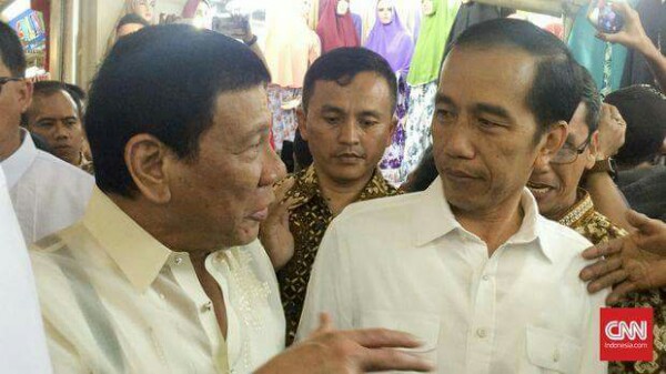 Presiden Rodrigo Duterte bersama Presiden Indonesia Jokowi dalam kunjungan silaturahminya ke Indoneaia (Foto: cnn.com)