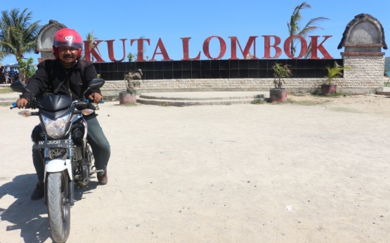 Selfie sejenak di Depan Papan Nama Kuta Lombok, agar tidak disangka tulisan hoak (dok. Pribadi)