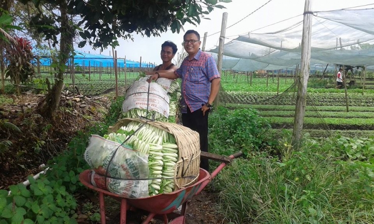 Pengagas UFC (Urban Farm Community) seusai panen di kebunnya (Sumber foto: Yohanes S. Laon)