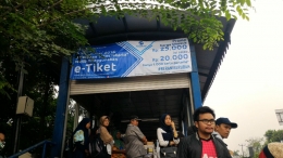 Spanduk pemberitahuan mengenai wajib e-ticket di halte Transjabodetabek Bulak Kapal, bekasi Timur| Sumber: @nindyprisma