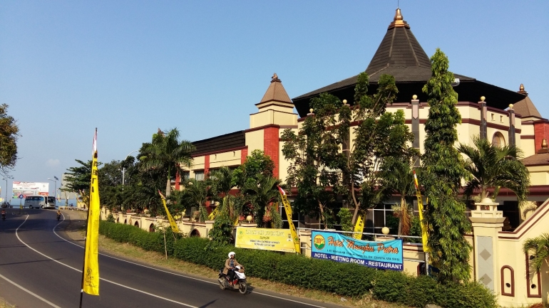 (Hotel nampak dari depan, saat menjelang berlangsungnya Musyawarah Daerah IV DPD II Partai Golkar Kota Cilegon. Foto: Arum Sato)