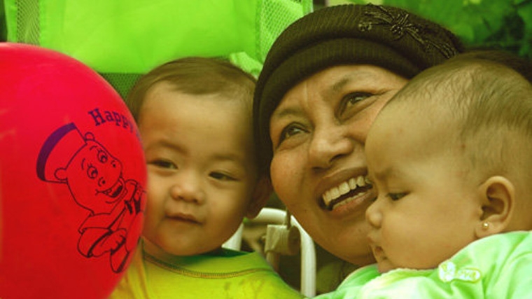 Ibu diantara kedua cucunya. Foto diambil 8 tahun lalu (dokumen pribadi)