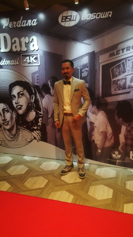 Aktor Lukman Sardi berpose di depan poster film Tiga Dara(dokpri)