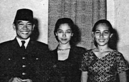 Bung Karno, Mieke Widjaja, Indriarti Iskak di Istana Bogor (foto: koleksi Indri Makki Iskak)