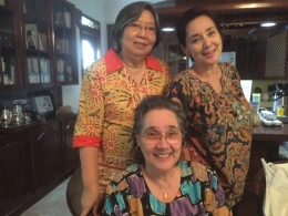 Tiga dara versi IreneMaNis, berfoto bareng Ibu Indri dan Mbak Alice (foto: dokumentasi Ibu Indri Makki Iskak)