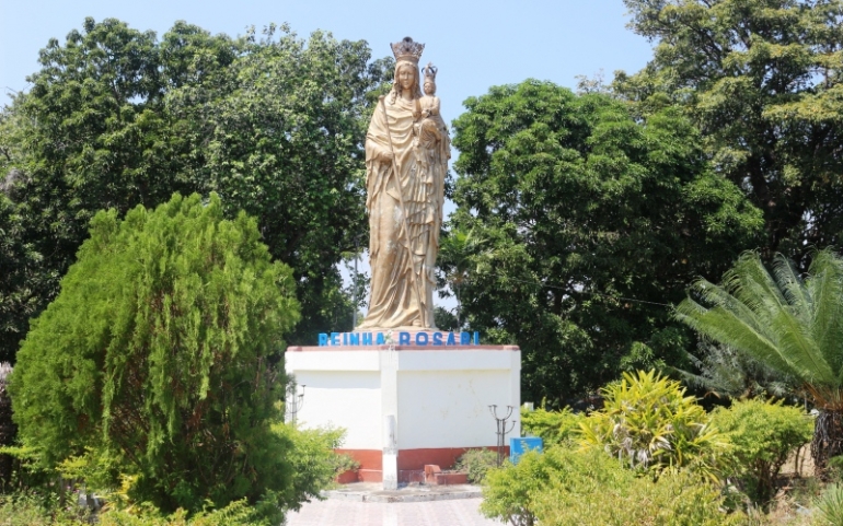 Patung Reinha Rosari, pada Gerbang Kota Larantuka (dok. Pribadi)
