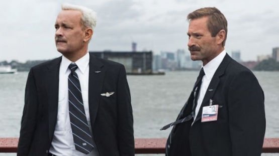 Tom Hanks sebagai Kapten Pilot Sully, dan Aaron Eckhart sebagai Co-Pilot Jeffrey Skiles (sumber: Comingsson.net)