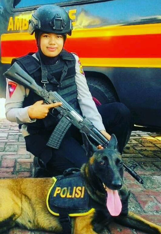 Sarasti Pertiwi dengan anjing pelacak. (Foto: doc. Tiwi)