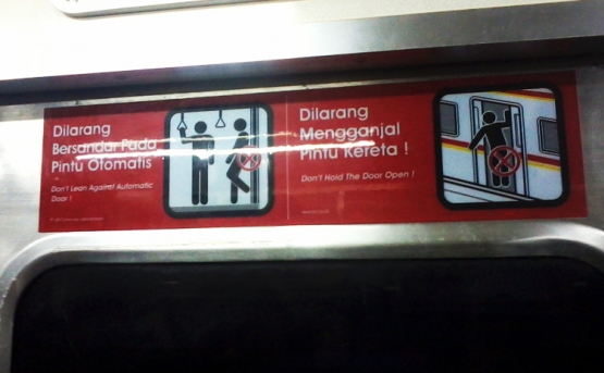 Dilarang Bersandar Pada Pintu Otomatis (Dokpri)