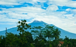 Gunung Slamet di Jawa Tengah, salah satu gunung berapi terbesar yang masih aktif di Indonesia (dok. pri)