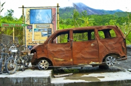 Mobil dan motor yang hangus terbakar saat erupsi dahsyat Gunung Merapi di Yogyakarta pada 2010 silam (dok. pri).