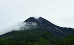 Morfologi puncak Gunung Merapi dilihat dari jarak 2,5 km sebelum puncak. Gunung Merapi adalah salah satu gunung berapi paling aktif di dunia (dok. pri).