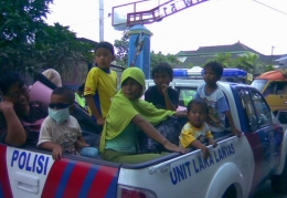 Masyarakat di perbatasan Magelang dan Yogyakarta sedang diungsikan dengan menggunakan mobil polisi saat terjadi letusan Gunung Merapi pada 2010 (dok. pri).