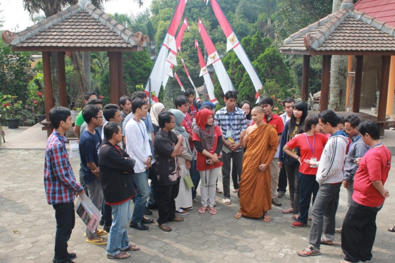 Dok. Pri | Kunjungan kesalah satu Vihara di Lembang, untuk mengenal agama Buddha secara lebih dekat, mulai dari ajaran dasar, ibadah, dan sebagainya.