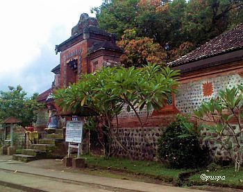 "Pura Gaduh di Lingsar Berdampingan dengan tempat ibadah umat Islam Wektu Telu (dokpri, pernah dipublikasikan di blog pribadi)"