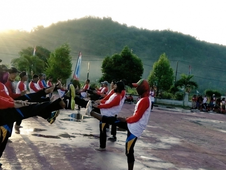 Anak-anak muda Kayong Utara berlatih di pelataran Dinas Pendidikan, Rabu (7/9). Meski berada di perbatasan peraian selat Karimata, kabupaten baru ini dikelilingi oleh bukit Mendaling dengan tanaman yang masih rapat.