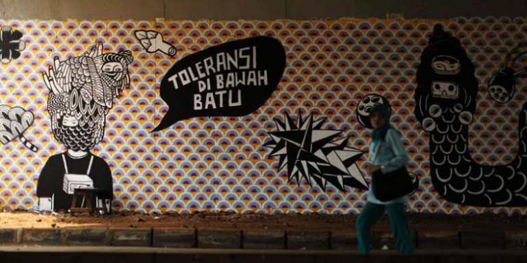 Mural berjudul 'Toleransi di Bawah Batu' karya seniman Eko Nugroho di dinding kolong Tol Bintaro, Jakarta. (Kompas.com)