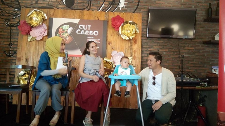 Mas Ringgo, Mbak Sabai, dan baby Bjorka berbagi hidup sehat dengan SOYJOY (foto: Rahayu)