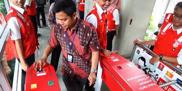 Penumpang Transjakarta akan melakukan Tap Out. Sumber : Kompas/Lasti Kurnia