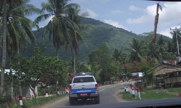Meski berbatasan langsung dengan Selat Karimata, Kabupaten Utara dikelilingi bukit Mendaling yang masih rapat dan hijau (FOTO: Yakob Arfin)
