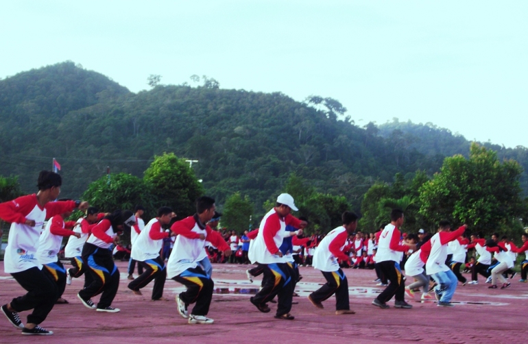 450 siswa Kayong Utara berlatih untuk manampilkan tari kolosal sebagai salah satu rangkaian Sail Karimata 2016. Di bawah asuhan Kinarya Guruh Soekarno Putra (galeri Indonesia Kaya), mereka berlatih enam hari dalam sepekan. (FOTO: Yakob Arfin)