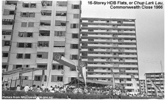 Kegiatan relokasi warga di salah satu rumah susun di Singapura, tahun 1966