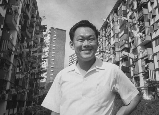 PM Singapura Lee Kuan Yew dengan latar belakang rumah susun yang diperuntukan bagi warga eks pemukiman kumuh/relokasi, sekitar tahun 1965. The late Mr Lee felt poor housing conditions in Singapore’s early years would negatively impact the population and focused on improving the public housing system while pushing for more green spaces. (sumber: propertyguru.com.sg)