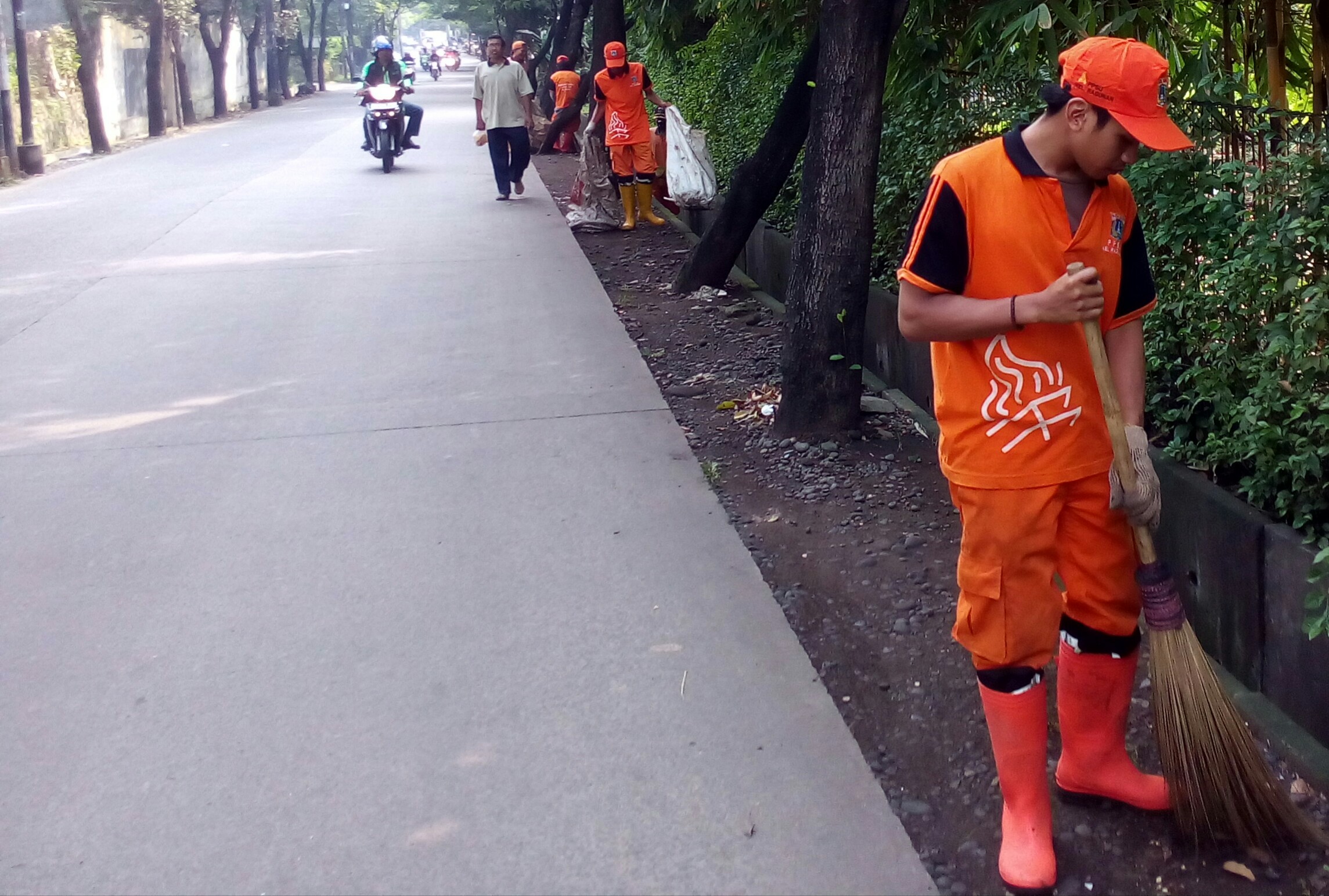 Pasukan oranye yang sedang membersihkan jalanan di Ragunan, Jakarta Selatan (dokpri)