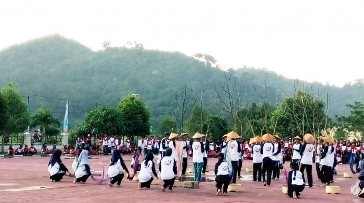 Sebanyak 450 siswa Kayong Utara berlatih tari kolosal untuk ramaikan Sail Karimata 2016, yang puncaknya berlangsung pada 15 Oktober mendatang. Salah satu segmen tontonan ini ingin menyampaikan pesan tentang hutan Kalimantan yang kian gundul (FOTO: Yakob Arfin)