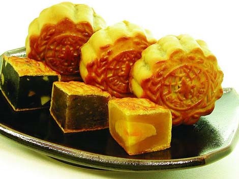 Mooncake pola Kanton dengan isi biji teratai dan kuning telur asin. (gambar dari sinhalese.cri.cn)