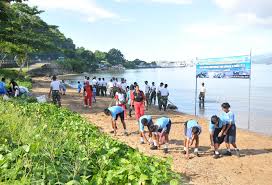 Dengan semangat yang luar biasa, siswa siswi se Kota Ambon ikut membersihkan pesisir Teluk Ambon | lantamal9.koarmatim.tnial.mil.id