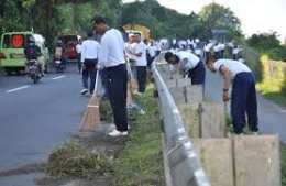 PNS, TNI dan POLRI turut bersama-sama membersihkan Kota kesayangan | www.tnial.mil.id